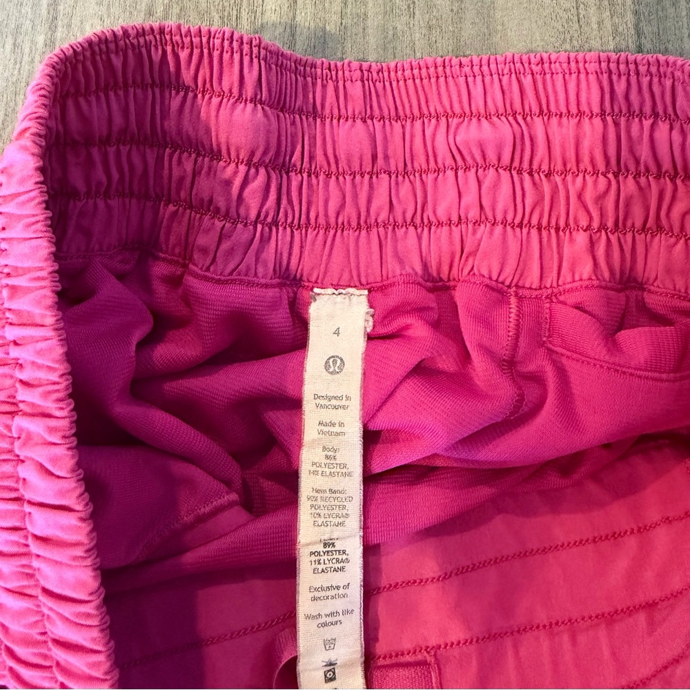 Lululemon Hotty Hot HighRise Lined  4” Short, size 4 - Picture 4 of 7